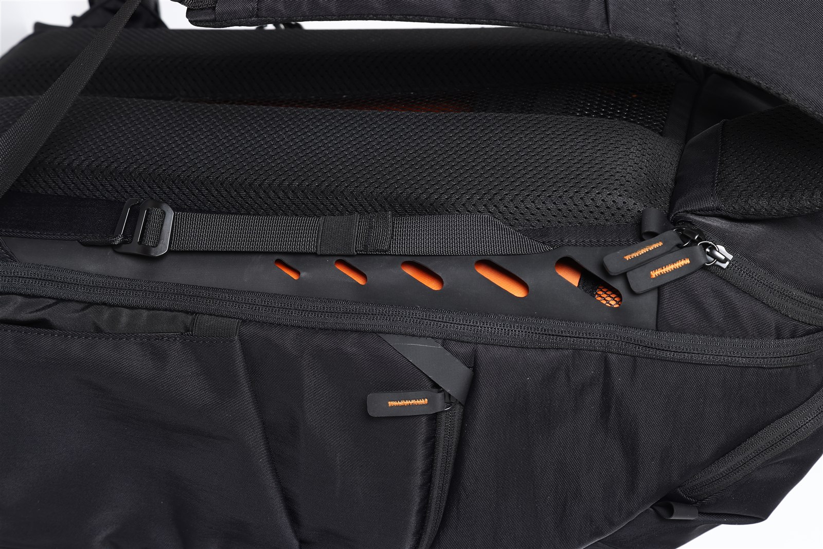 NENEXS X1 triangular ventilation chamber and mesh backing.